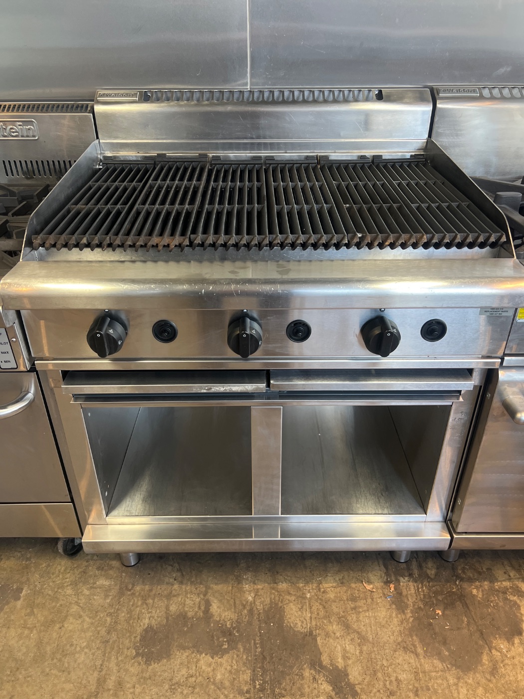 Waldorf 900mm Gas Char Grill on Cabinet Base (CH8900G-CB)